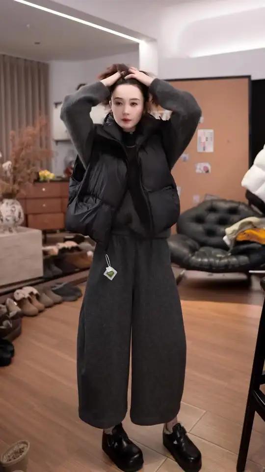 冬日氛围感穿搭，黑色羽绒马甲搭配灰色阔腿裤，直播间看更多美衣