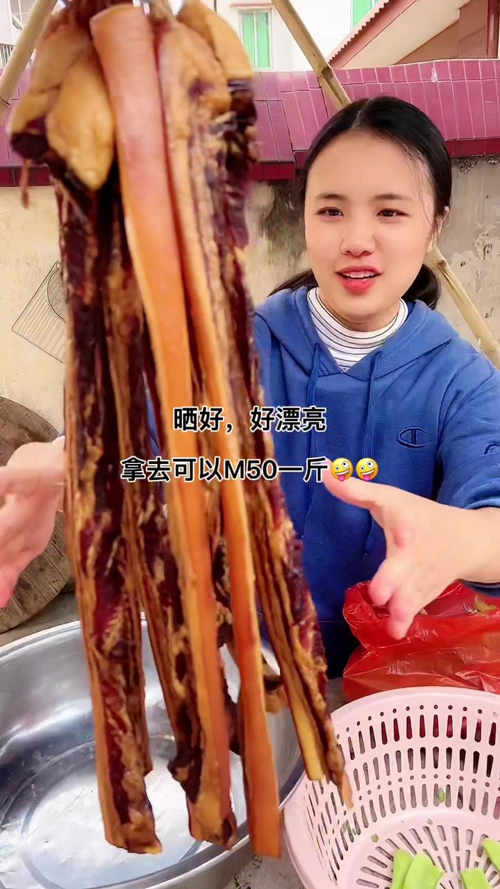 花50元买5斤五花肉，做成9条金黄腊肉，煲仔饭太香