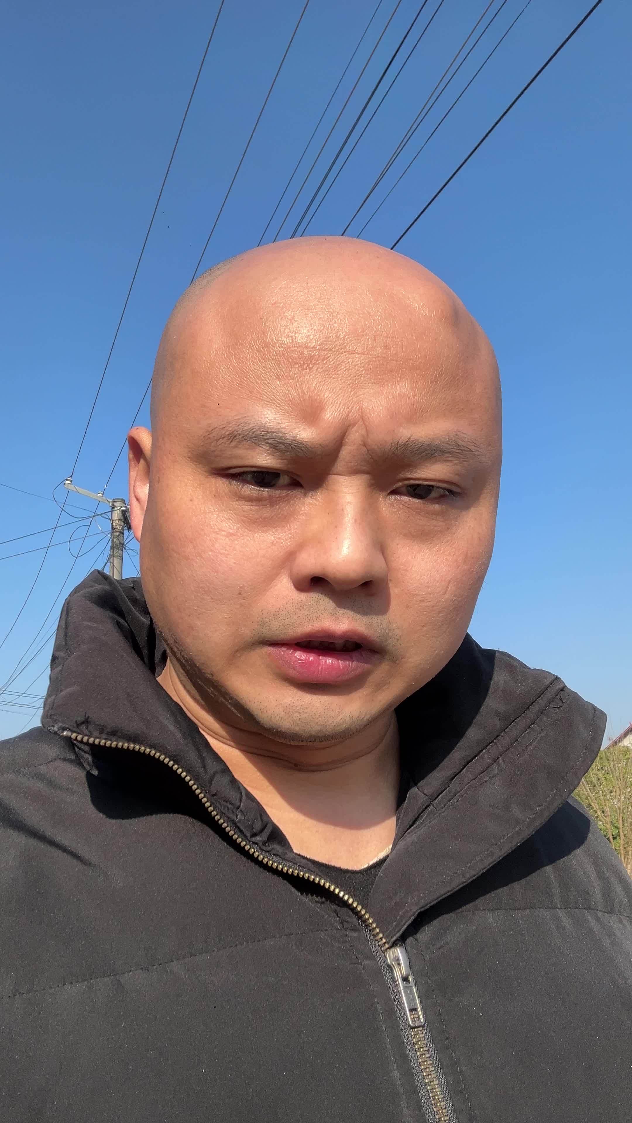 王麻拐生蚝事件,半打4个,一打8个,他已经出来澄清了,流量还是搞得好,谁都不服,就服麻拐叔