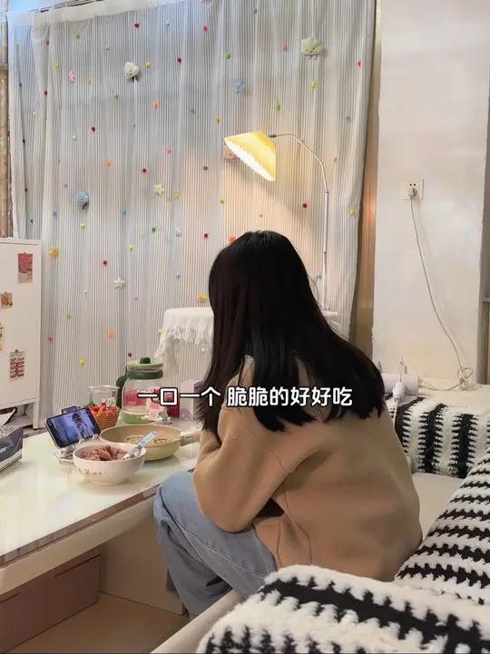 25岁下班一人食vlog|下班打完羽毛球,做了爱吃的韭菜煎饺,满足～