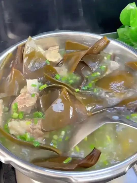 分享一个大小朋友都爱喝的海带排骨汤,做法简单好喝营养