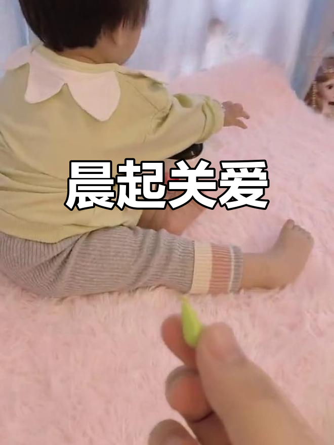 每天早晨,先给女儿鱼肝油,确保她喝足600毫升热水