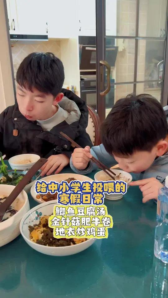寒假日常|鲫鱼豆腐汤、金针菇肥牛卷、地衣炒鸡蛋、清炒菠菜!