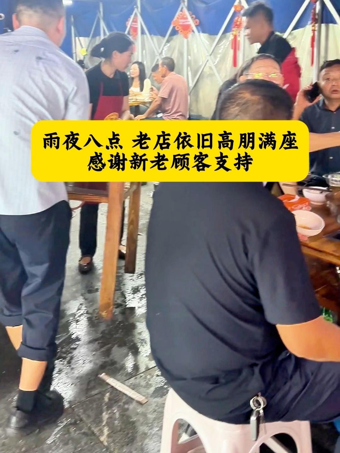 雨夜八点、依旧高朋满座,桌子都加到门口了,还在翻台,靠的就是这锅酸香够味的汤底和新鲜牛肉,
