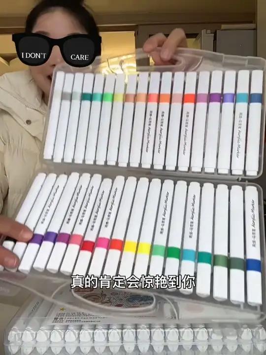 美术课画画就给孩子用这个丙烯马克笔画画不透纸可叠色涂手上一擦就可以了！趁活动赶紧给家里宝贝