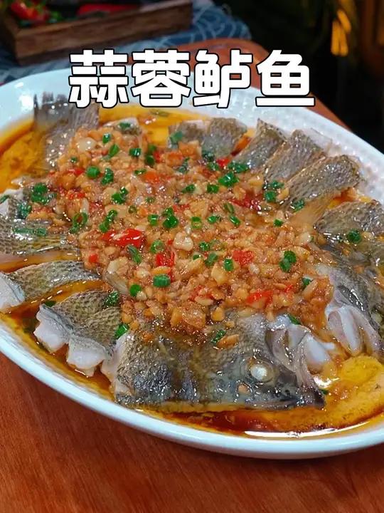 您可要看好了，把鲈鱼用开水烫一下，出锅就是全家人都爱吃的美食，肉质鲜嫩特别好吃