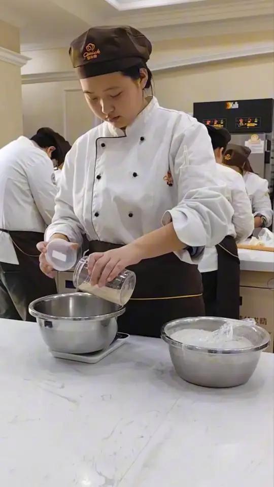 沈阳欧米奇烘焙学校教学专业可靠,提供全面的烘焙培训;包括蛋糕、西点和面包等。实操教学,学费