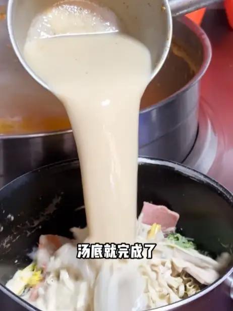 麻辣烫牛骨汤底熬制