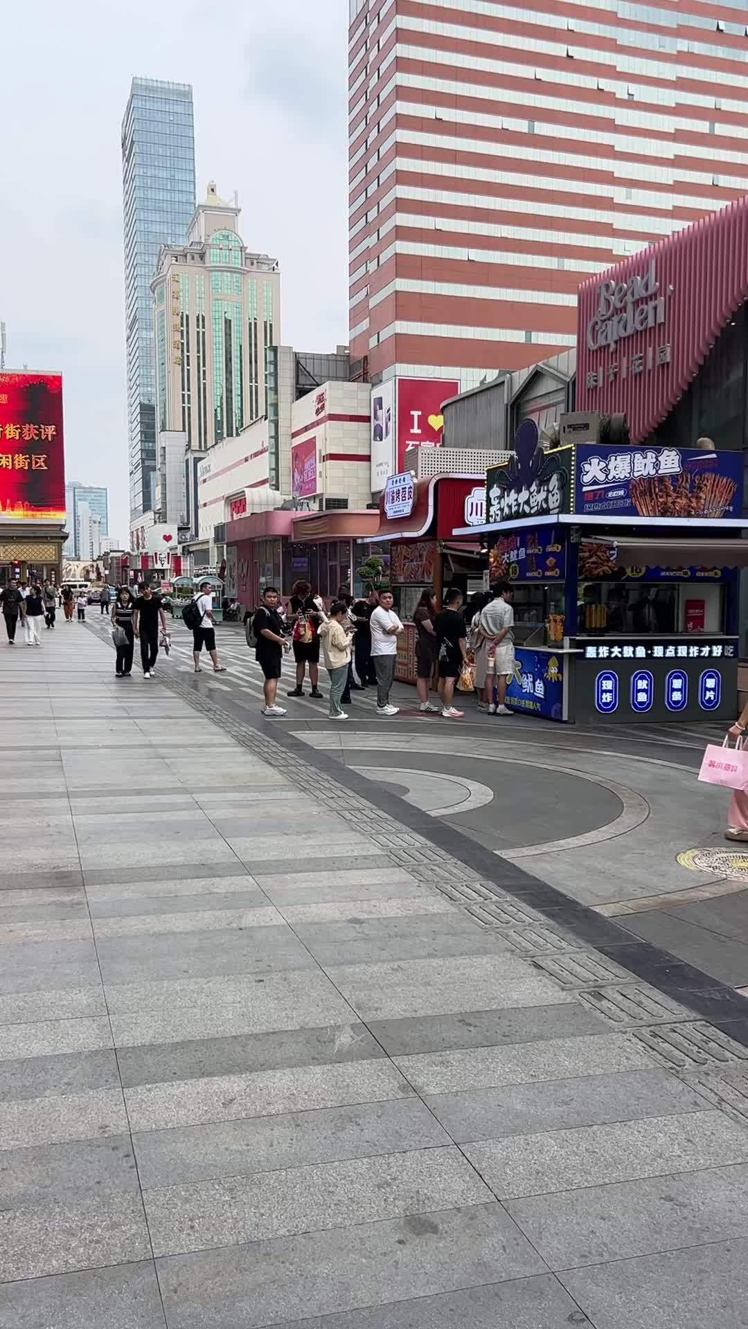 轰炸大鱿鱼 热闹的一条街 湾里庙步行街 铁板鱿鱼 人气爆棚