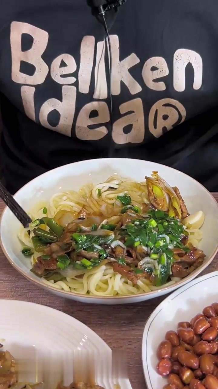 中午吃葱爆肉拌面，再来上一杯老北京的菊花白，太美了