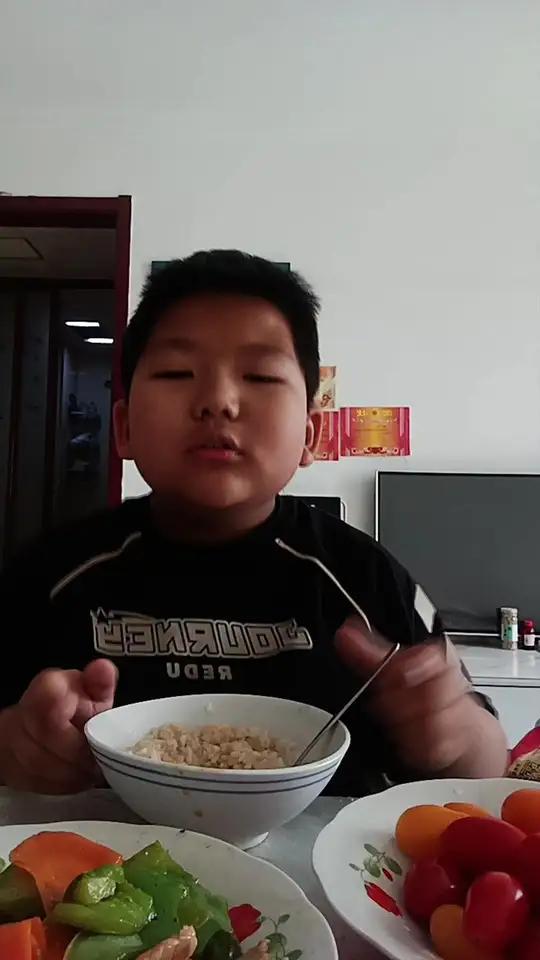 今天我上班没有回来早上给孩子做炒青椒还有小西红柿