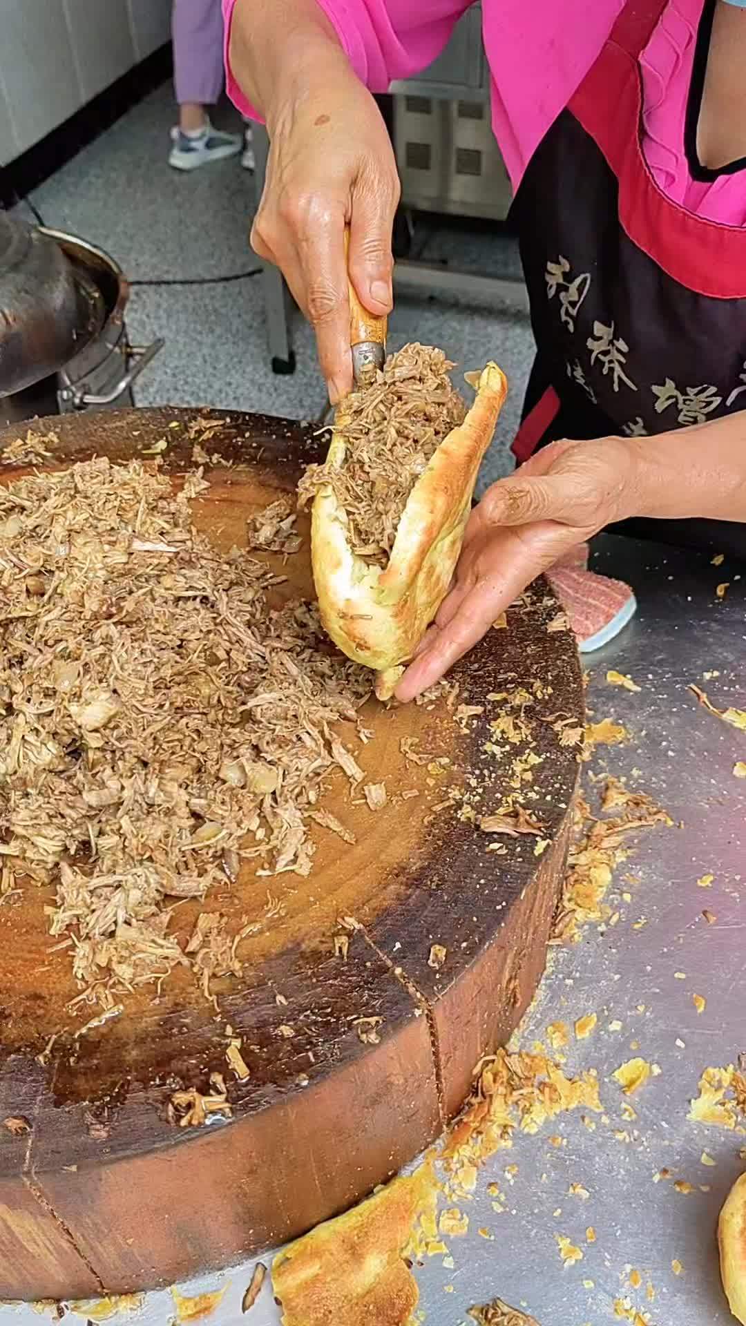 一百公里外的肉夹馍,饼酥肉烂,值得专程去吃的一家店 肉夹馍 快来一起尝个鲜 记录点滴生活 