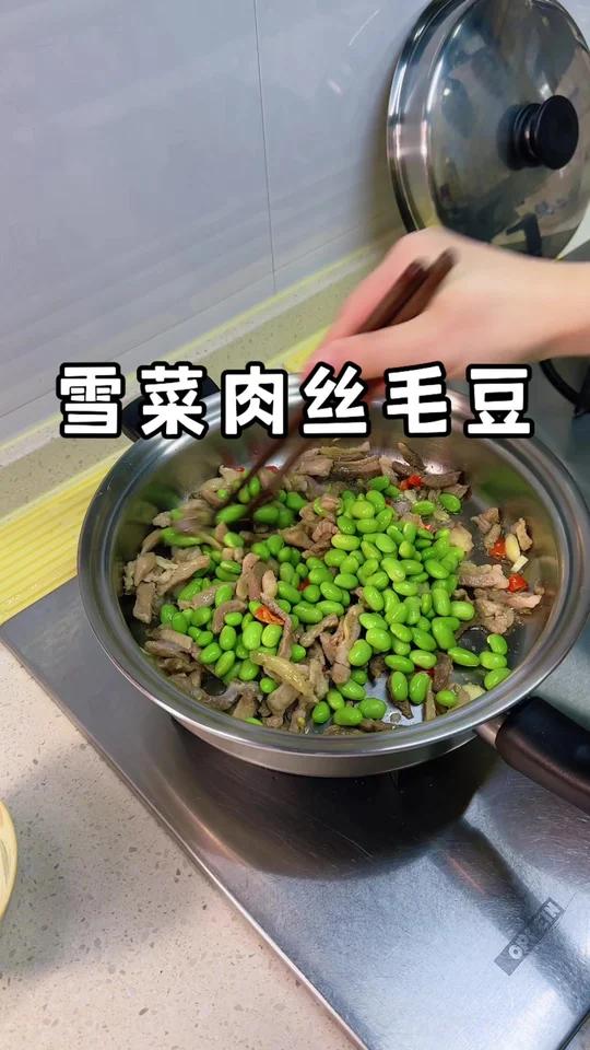 今天就不用买菜啦，我昨天炒好的 炒一点毛豆雪菜，再来一个青菜就可以吃晚饭啦