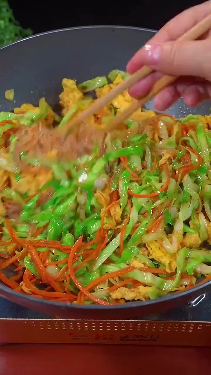 跟着寿寿学做美食 包菜粉丝炒鸡蛋,我们家餐桌上出镜最高的一道菜,简单,好吃又营养~「舔屏」
