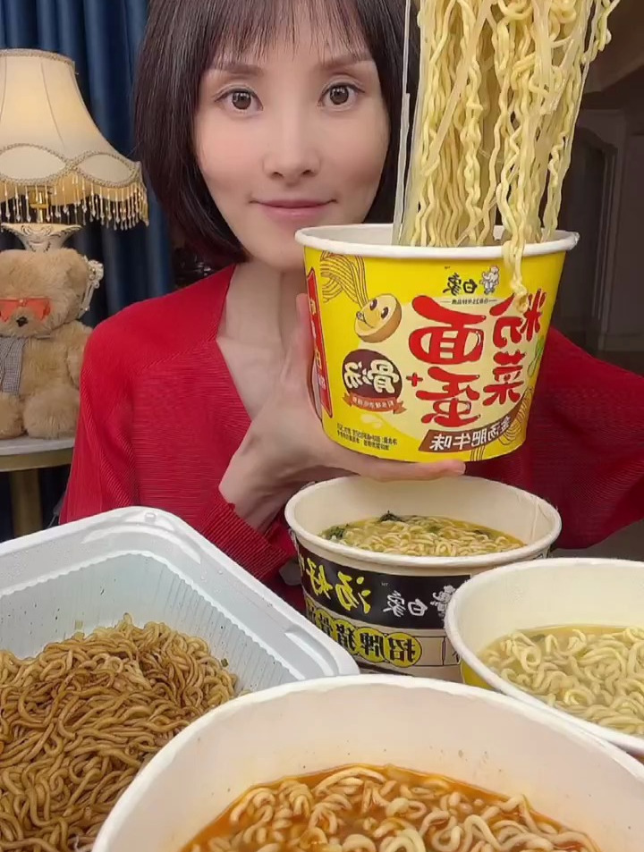 沉浸式吃白象方便面，你们喜欢白象吗？