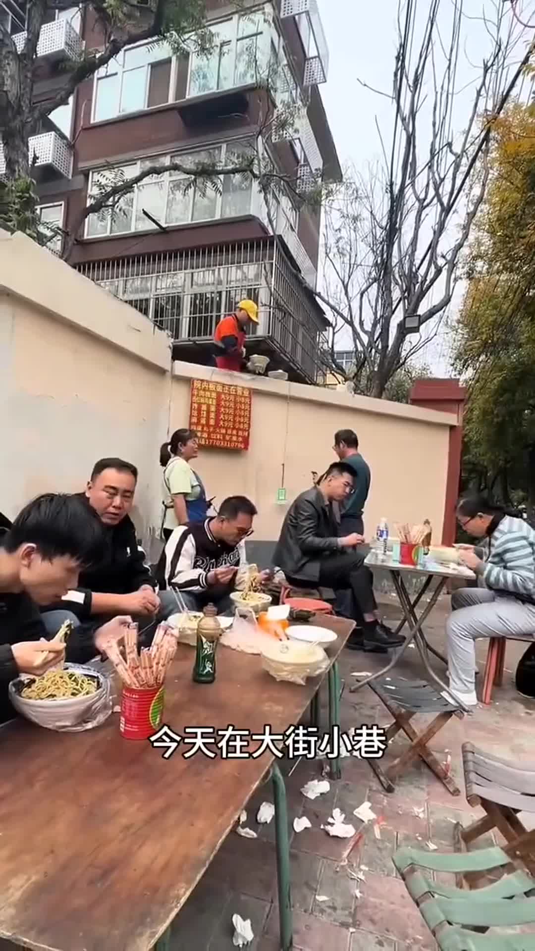 这独特摆摊方式,我头一回见!