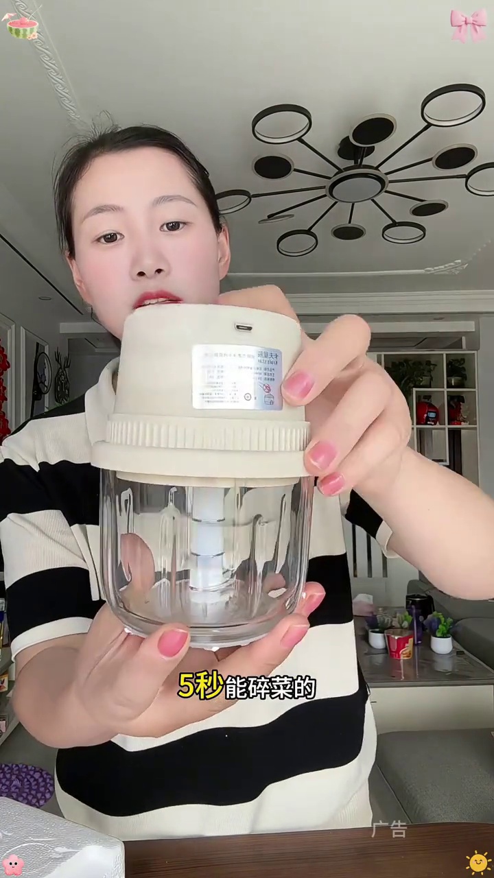 料理机还得选这种六叶刀头的加厚无铅玻璃材质的更好用，绞肉，绞菜，绞辣椒速度特别快，而且细腻