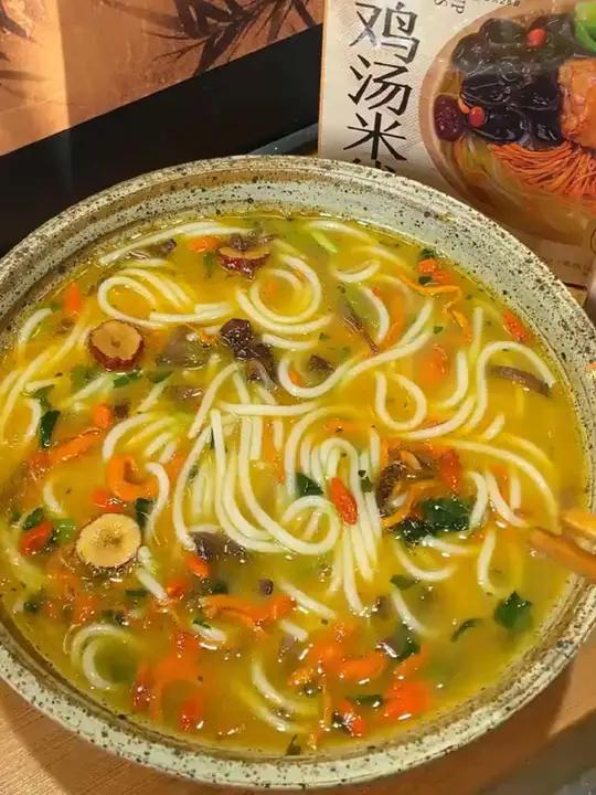 不能吃辣又馋米线的姐妹,快试试这个 山珍鸡汤米线,米线爽滑汤底浓郁