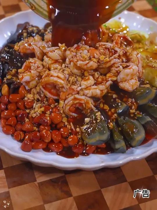 夏天到了，想吃凉拌菜，你就像我这样做吧，真的太香太好吃了