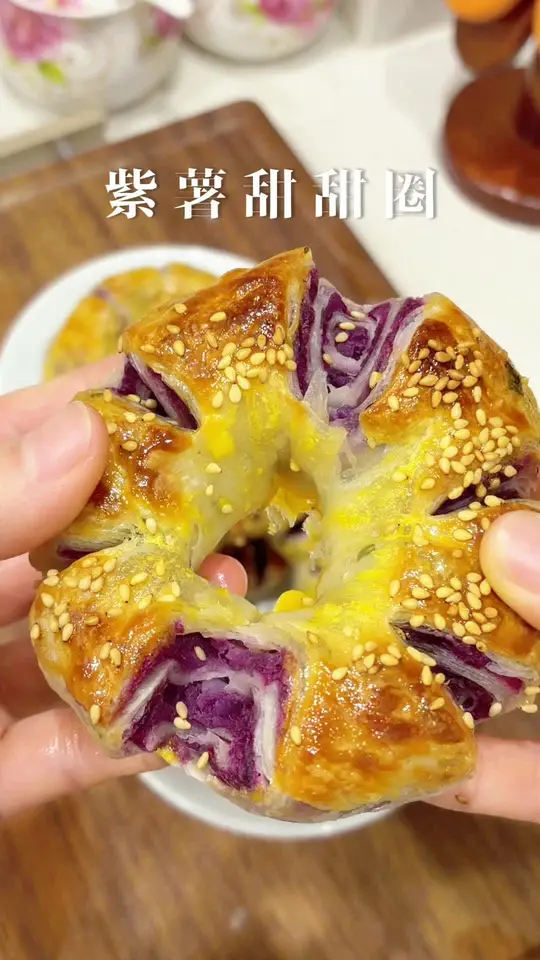 一张手抓饼就能做出好看又好吃的紫薯甜甜圈（，手抓饼记得要买原味的哦~）不光是颜值在线，外酥