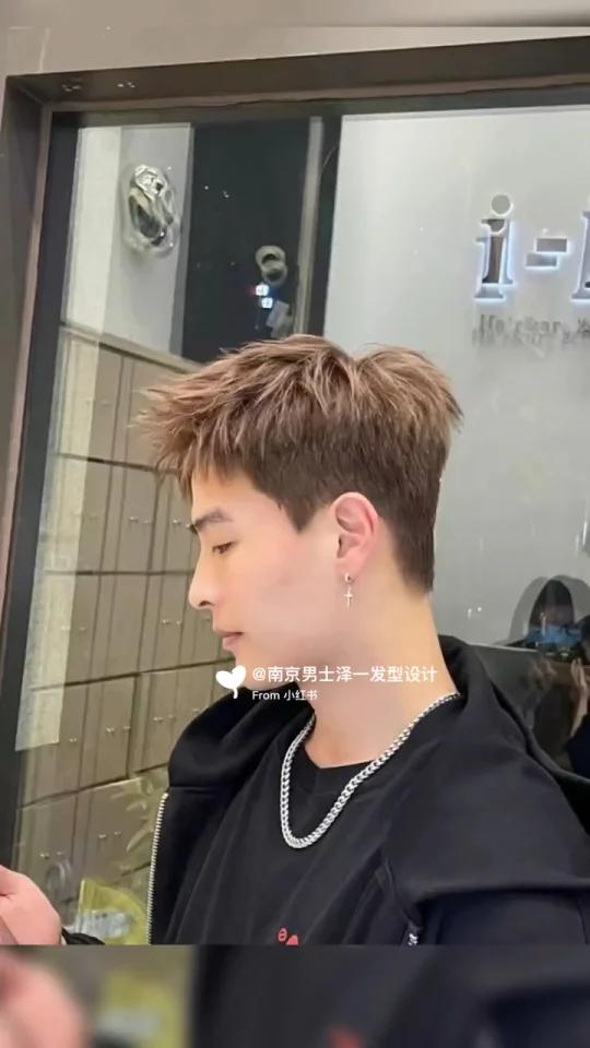 男生挑刺短发版 颜色奶茶棕。新年新发型 帅一整年 男生发型 男士发型 南京烫发 南京男士烫
