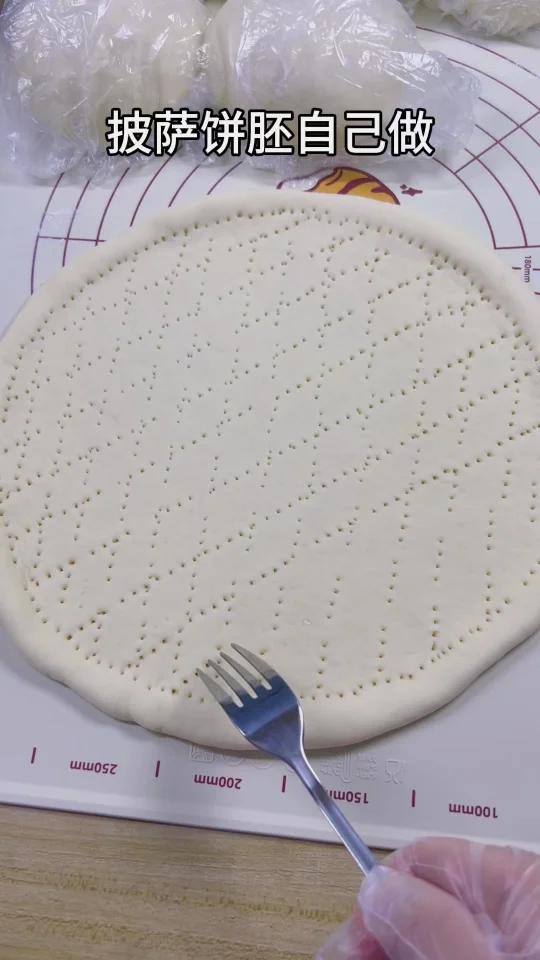 披萨饼胚做法教程,一个大披萨够四个人吃