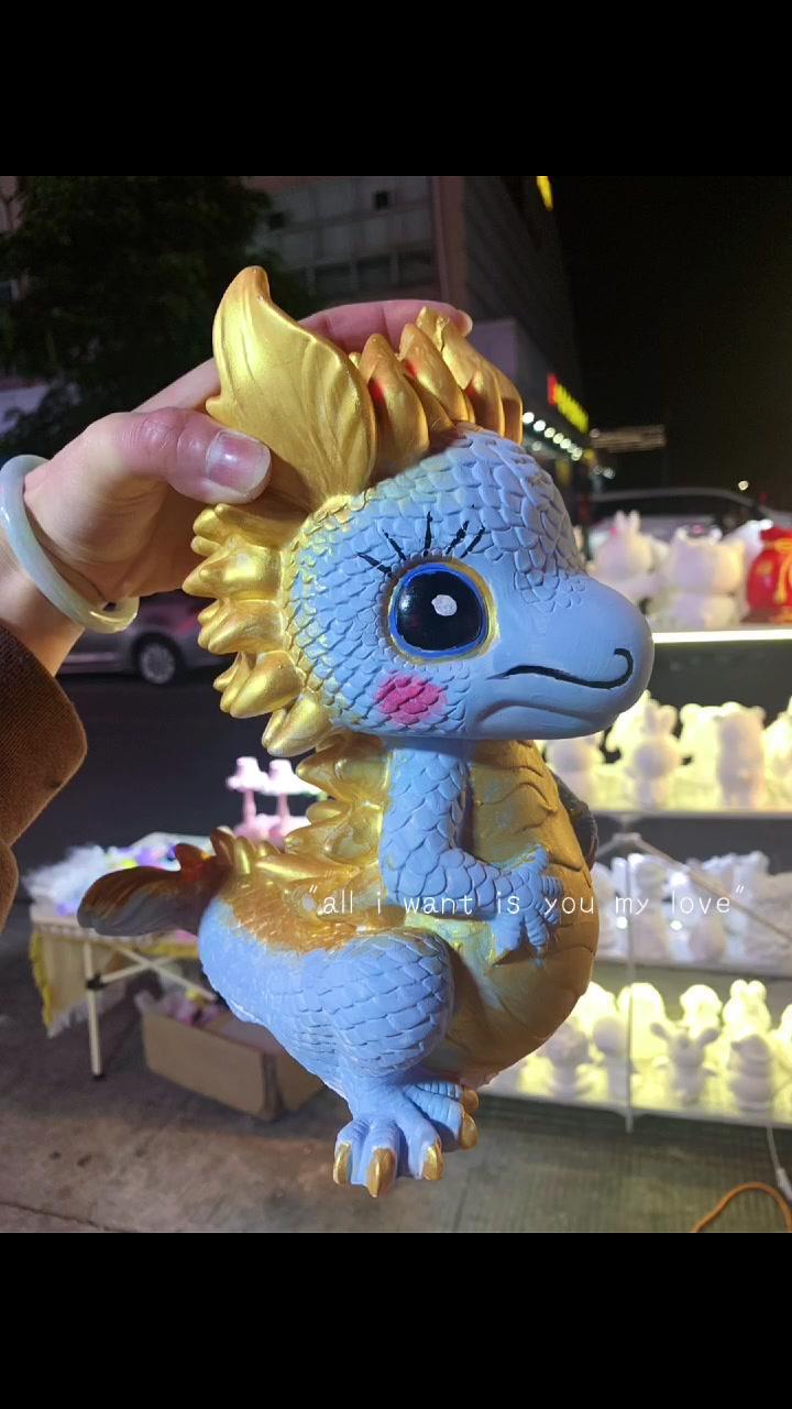 龙年当然要画龙啦,大朋友小朋友都很喜欢 龙年石膏娃娃安排上了 当然要一起涂次石膏娃娃 如何