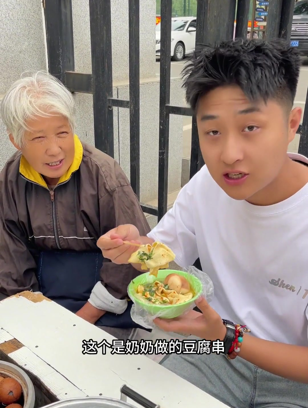 长春真是个有温度的城市，老奶奶做的鸡汤豆腐串，好吃还特别温暖