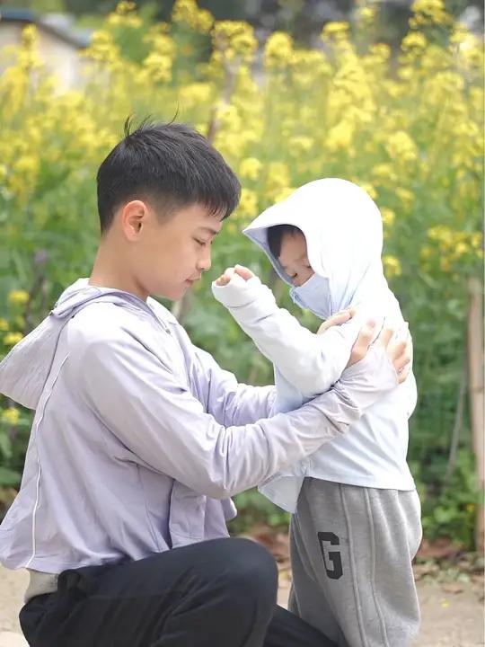 兄弟俩一起慢慢长大 踏青 油菜花 二胎 欧孕拟态防晒衣 我的男孩