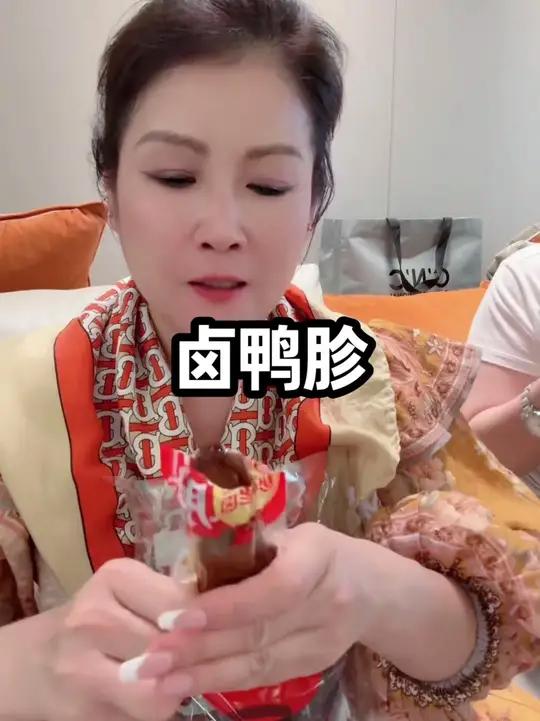 爱吃鸭货的来试试这个 老卤鸭胗 爱吃鸭货的来试试这个老卤鸭胗,卤的丝丝入味,肉质紧实有嚼劲