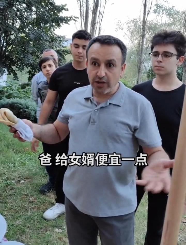 长期在中国生活的老外,回到土耳其卖煎饼果子,这手艺真不错