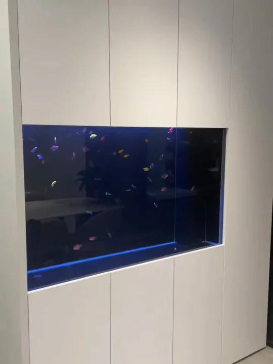 简约白色柜子 嵌入式个鱼缸黑色背景效果