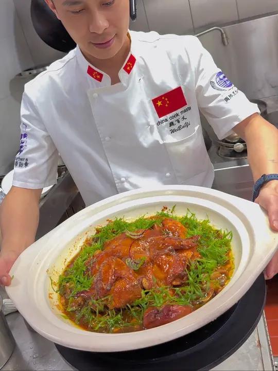 (花雕神仙鸡)花雕酱汁比例:花雕黄酒1200克、海天生抽90克,柱候酱18克、冰糖21克、