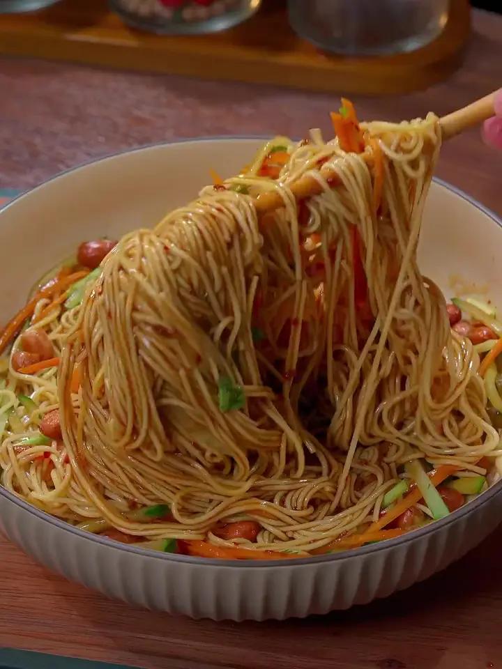 32. 经常下班回来不想做饭,那你就试试这个凉拌面条,酸辣爽口 大人小孩都喜欢吃,做法非常