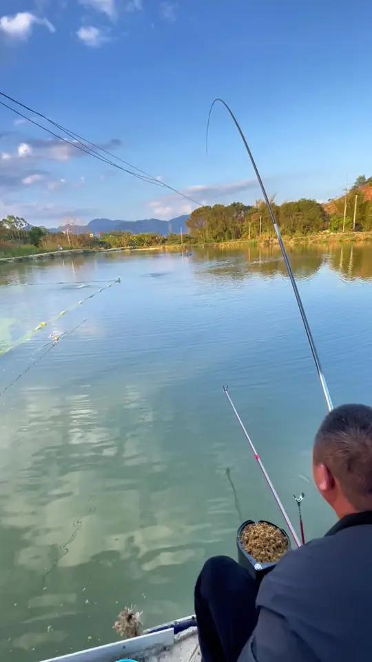 夕日沉沉落远丘,湖光渐染醉双眸。垂纶静立黄昏里,饵钓金波意韵悠。钓竿轻挑惊宿鹭,暮云低卷伴