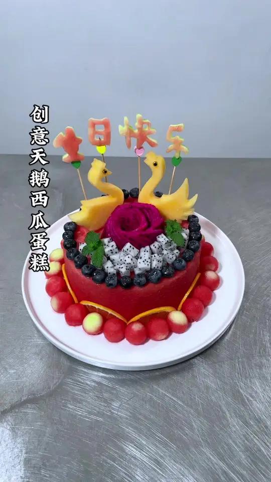 夏天到了,各种水果搭配西瓜。只需简单几步就能做出有创意的西瓜蛋糕。西瓜制作过程水果西瓜蛋糕