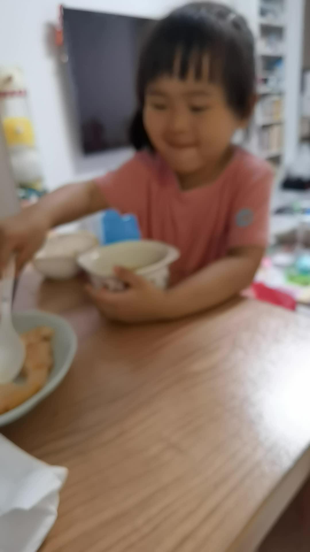 吃饭香香身体棒棒 我家小吃货 自主进食的宝宝 今日晚餐 今晚干了小半碗芝麻饭,跟一碗裙带菜