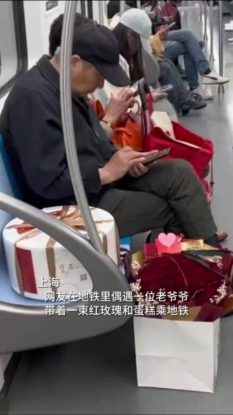 「超甜!地铁上偶遇老一辈的浪漫」老爷爷准备蛋糕鲜花庆祝金婚 近日,上海,网友偶遇一位老爷爷