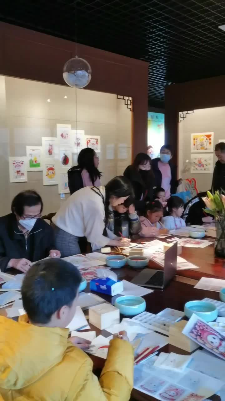 海派年画庆元宵 “不小心画出了一只暴躁兔子”