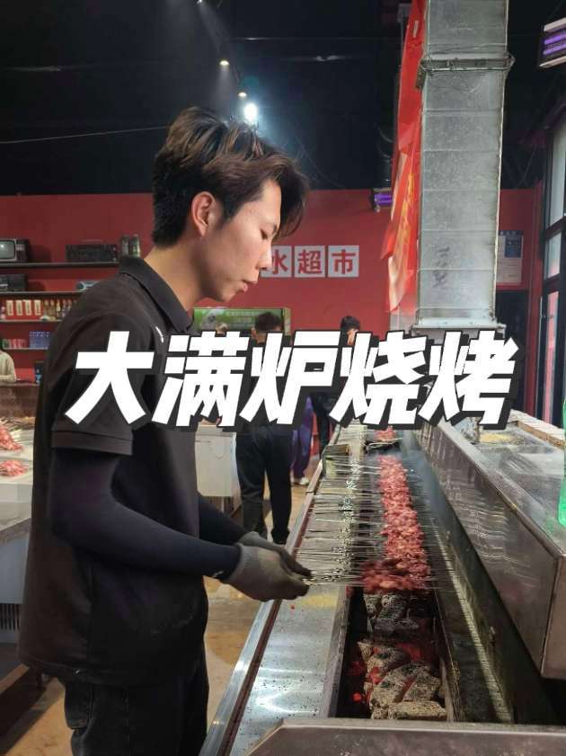 1.98十串的淄博烧烤,还有免费的小饼和包子,真的可以!#青州 #青州美食 #淄博烧烤