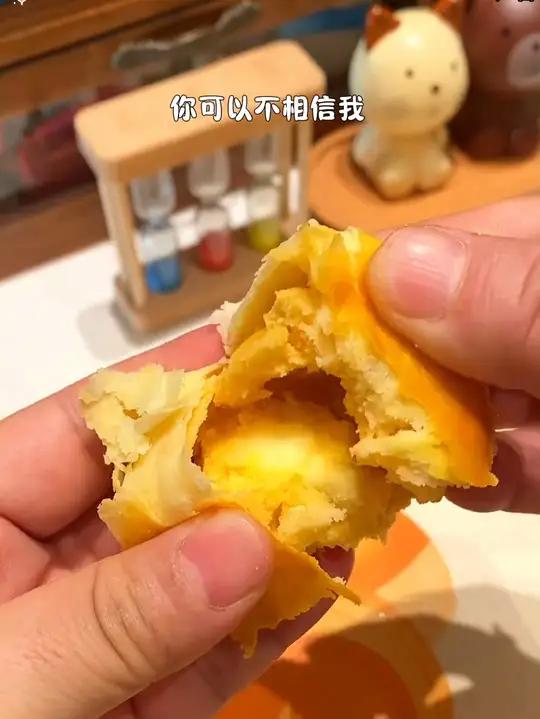 鲍师傅蛋黄酥,这个真的超推荐,好好吃呀!不管送礼还是自己吃都合适