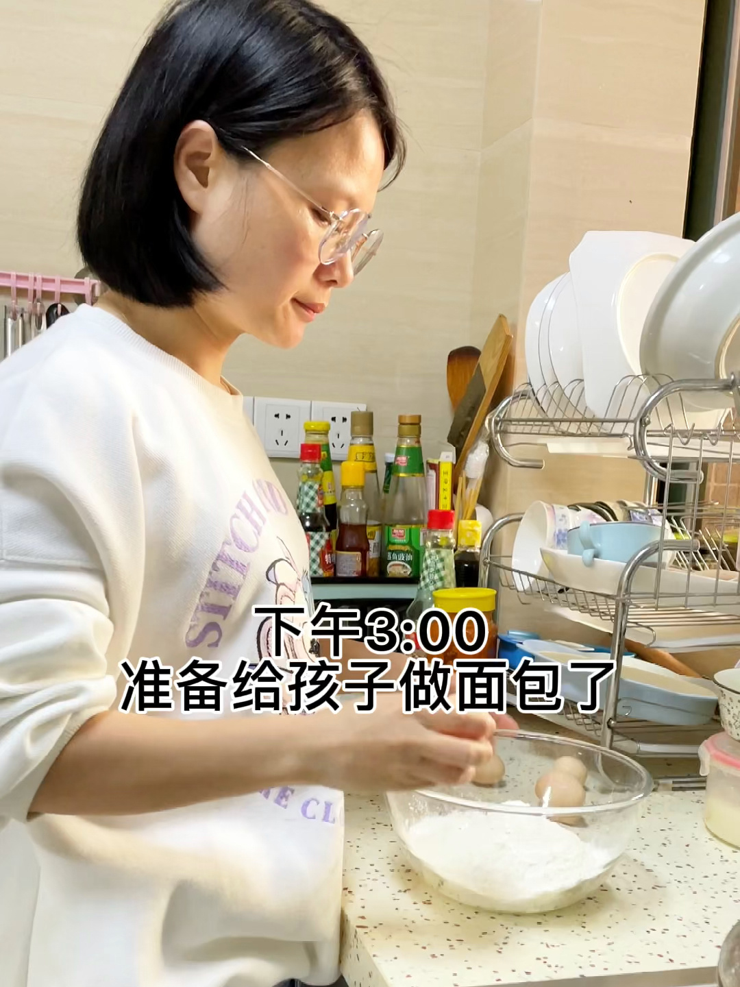 面包不用出去买,在家就能做,不用烤箱,蓬松暄软还拉丝,做法简单～