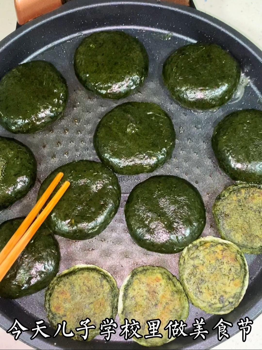 蒿子艾叶粑粑,两面煎一煎更好吃 纯手工制作美食 用野生艾草做青团 软糯香甜 老人小孩都爱吃