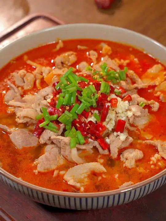 水煮肉片的家常做法,肉片滑嫩麻辣鲜香,味道比饭店还好吃!水煮肉片 美食