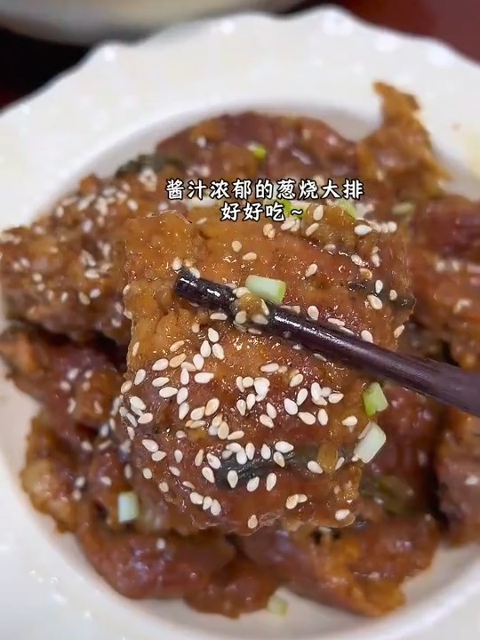 两人食晚餐今日菜单：咸蛋黄虾仁豆腐汤葱烧大排香菜炒牛肉