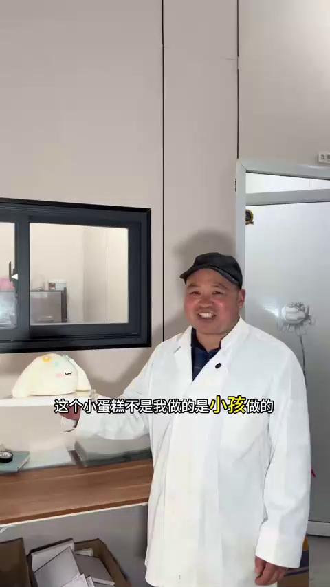 六寸蛋糕,四寸太小了,上面还加了蛋糕