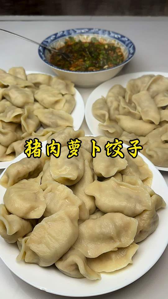 雪落小院新年旧俗，全家包饺子迎团圆