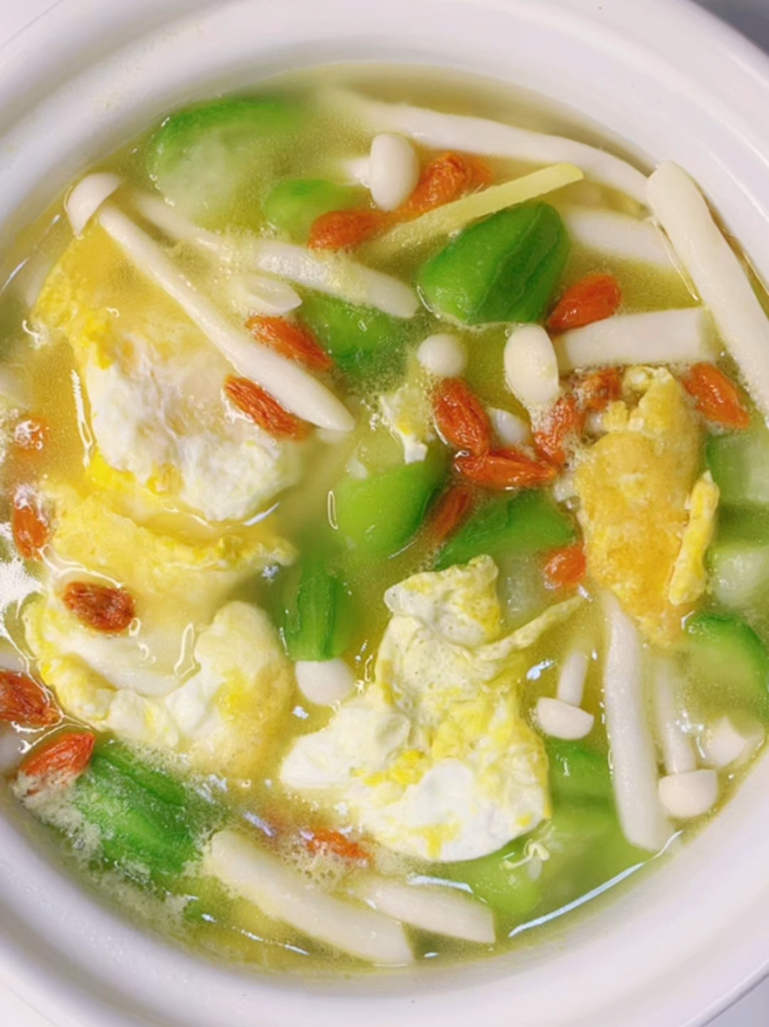 巨鲜甜丝瓜菌菇蛋汤|老少皆宜做法简单～