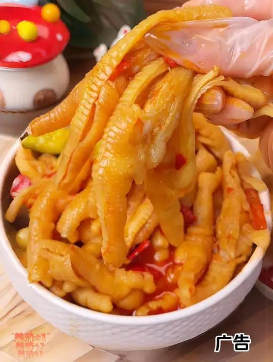 三只松鼠酸辣无骨鸡爪,这价到手一罐2斤装,好吃划算!料超足每一个个头肥美肉厚Q弹有嚼劲,酸