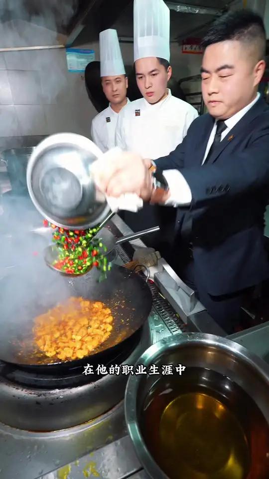 成都炒菜皇家马德里 什么!主教练在热身,他要亲自烹饪!